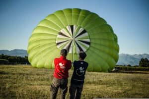 people, pulling, hot air balloon-6695318.jpg